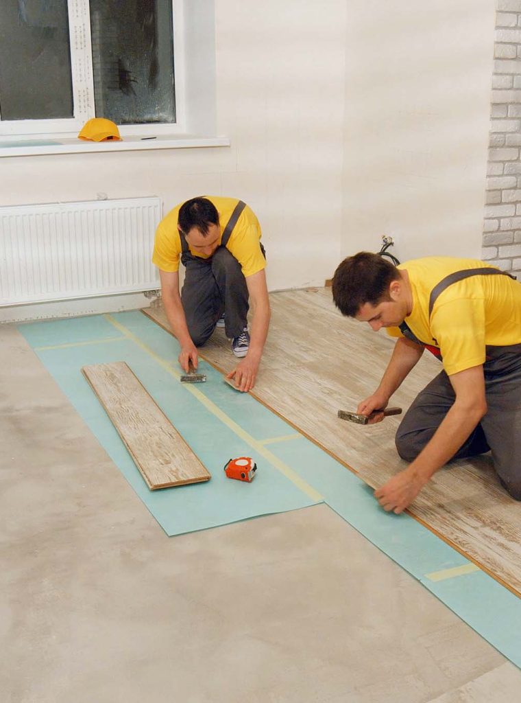 builders-laying-wooden-flooring-87WDGBM.jpg